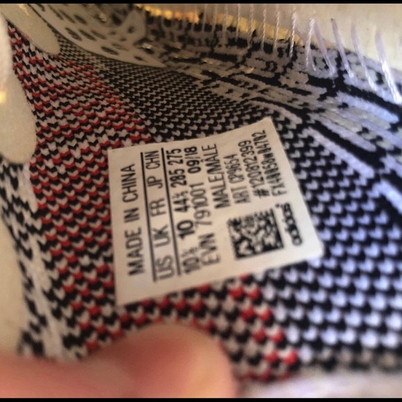 Yeezy 350 v2 “zebra” - Picture 6 of 8